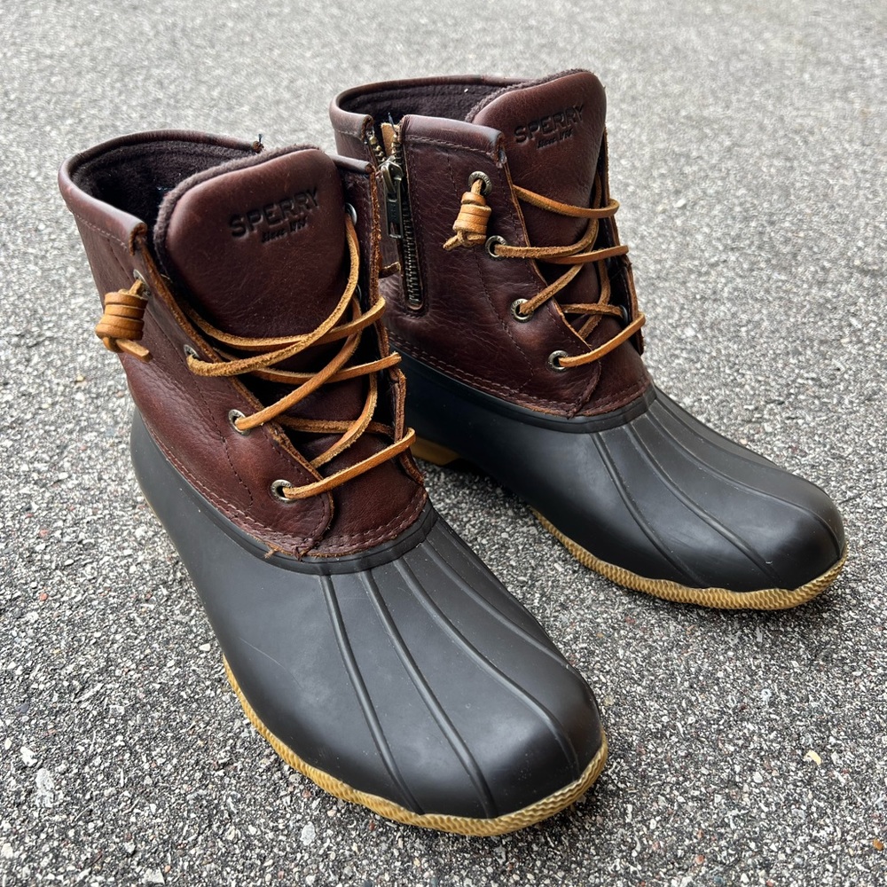 Women’s Sperry Saltwater Duck Boot Thinsulate Brown Leather & Navy size 7.5